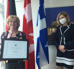 Remise du prix de distinction honorifique de l'amitié germano-canadienne à Roswitha Haage